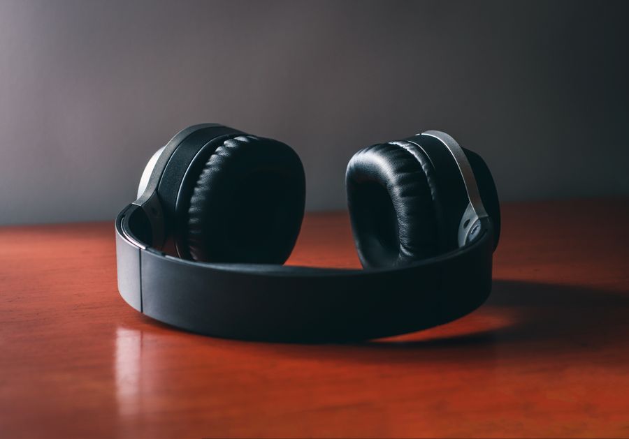 Auriculares over-ear negros sobre superficie de madera