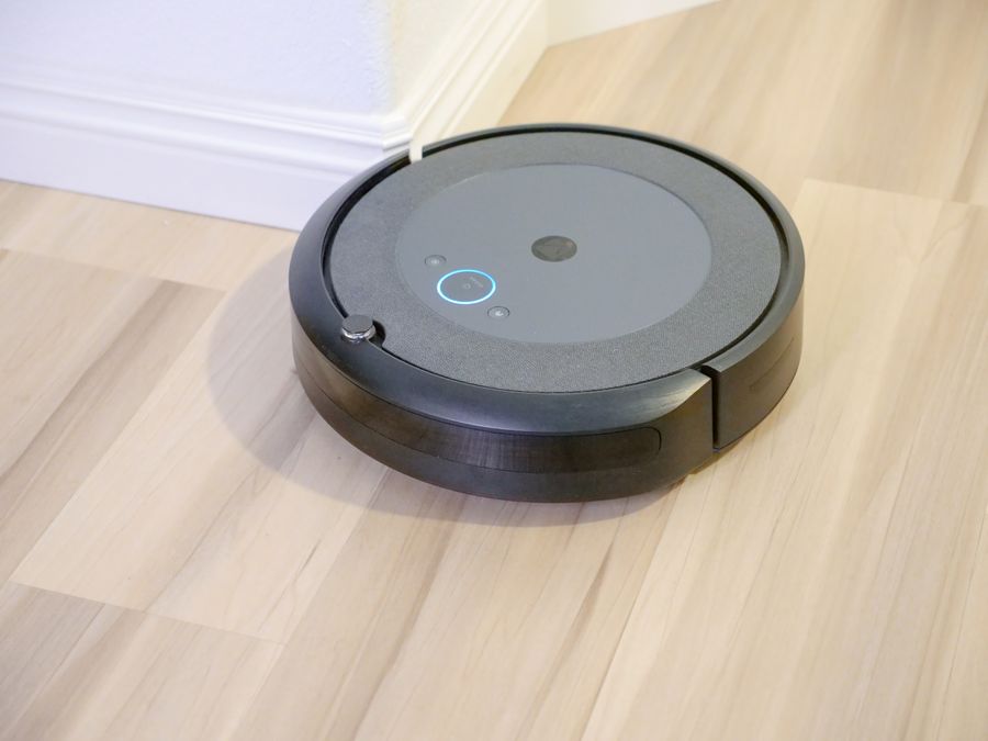 Robot aspirador moderno sobre suelo de madera
