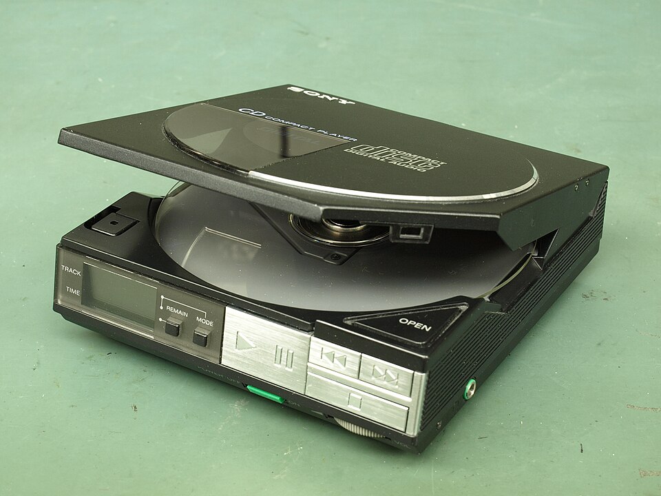 Sony Discman D-50 abierto mostrando el compartimento del CD (1984)